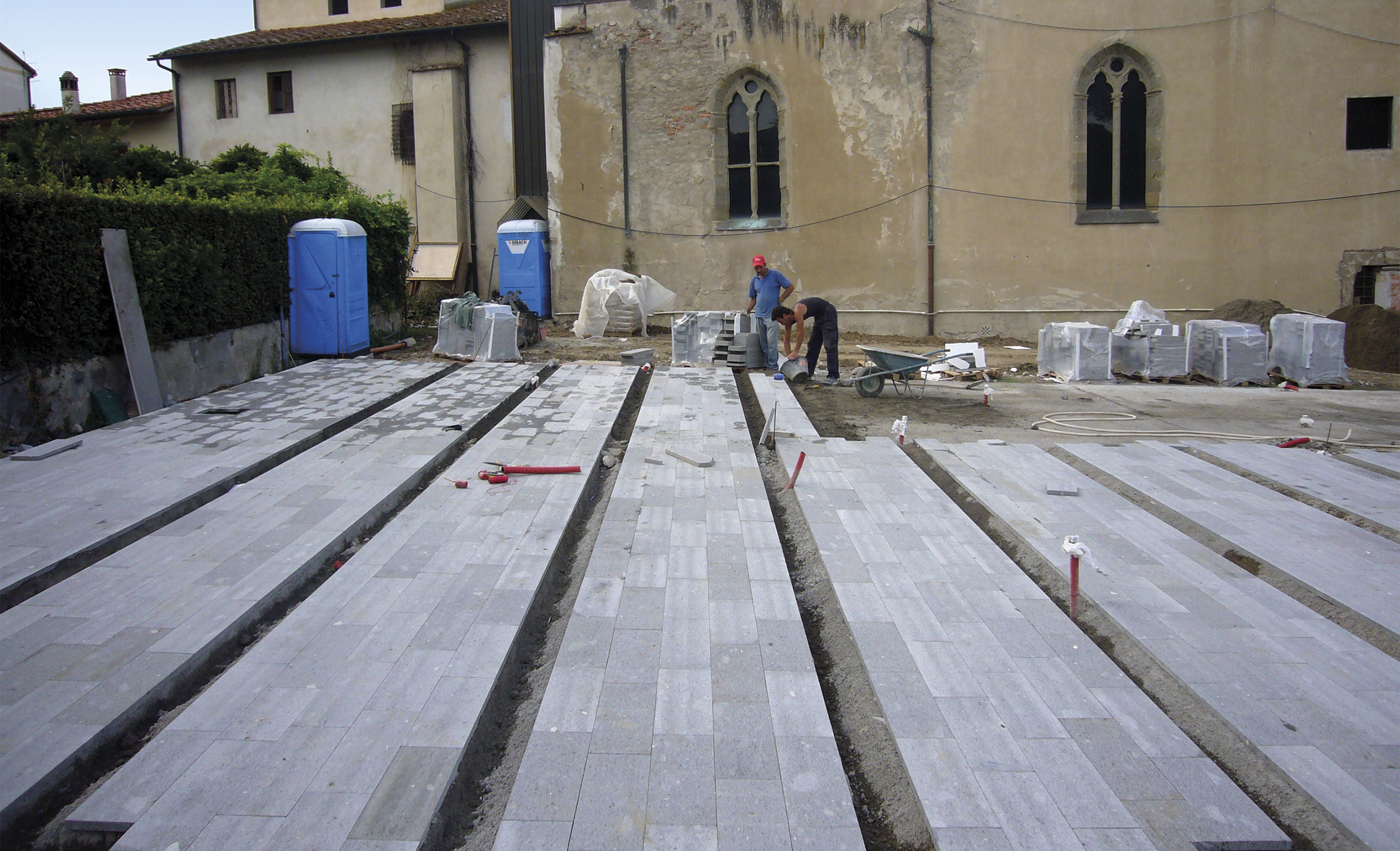 Comune di Lastra a Signa. Firenze. Rifacimento pavimentazione e arredo urbano di piazza Garibaldi